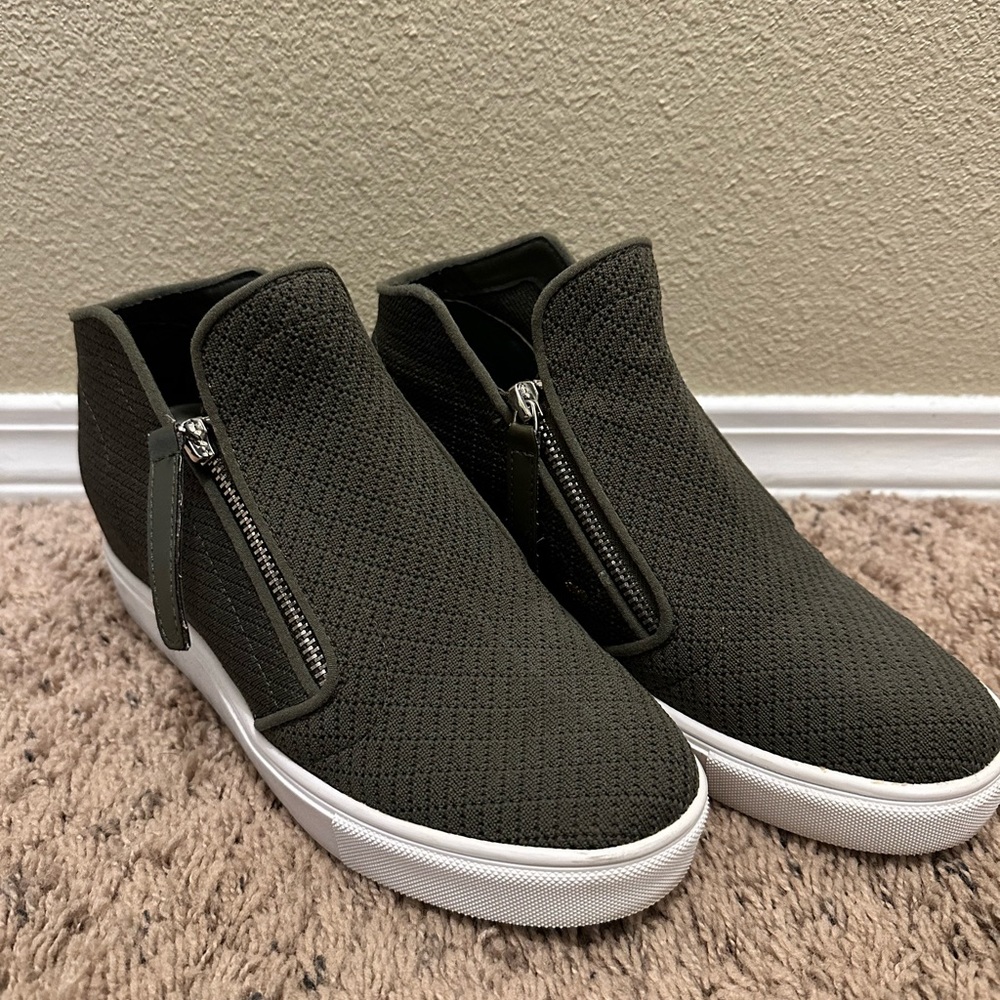 Steve Madden Click Wedge Bootie Color Olive Size 8.5